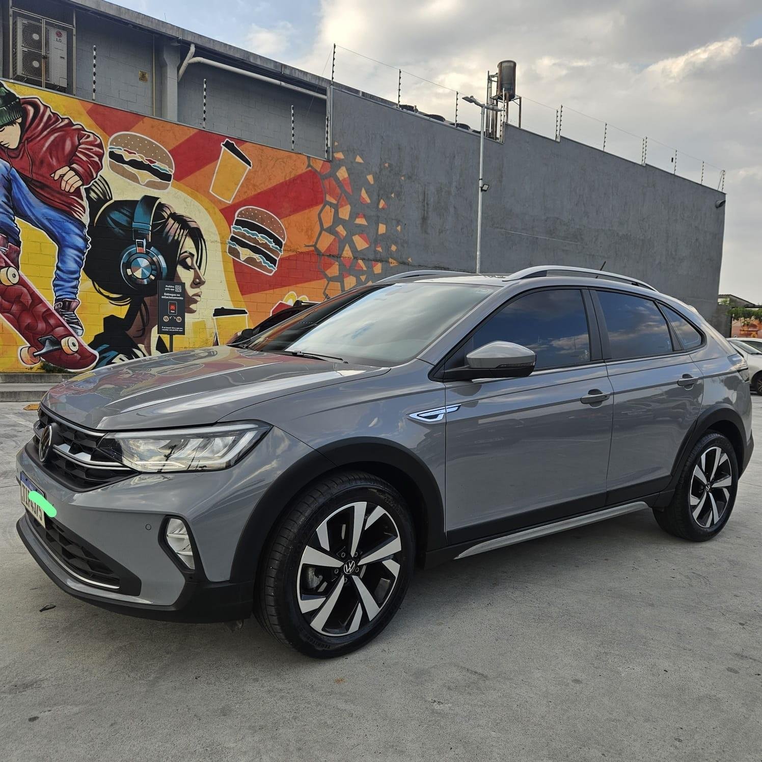 Volkswagen Nivus Highline 2024 Cinza Moonstone lateral Florianópolis